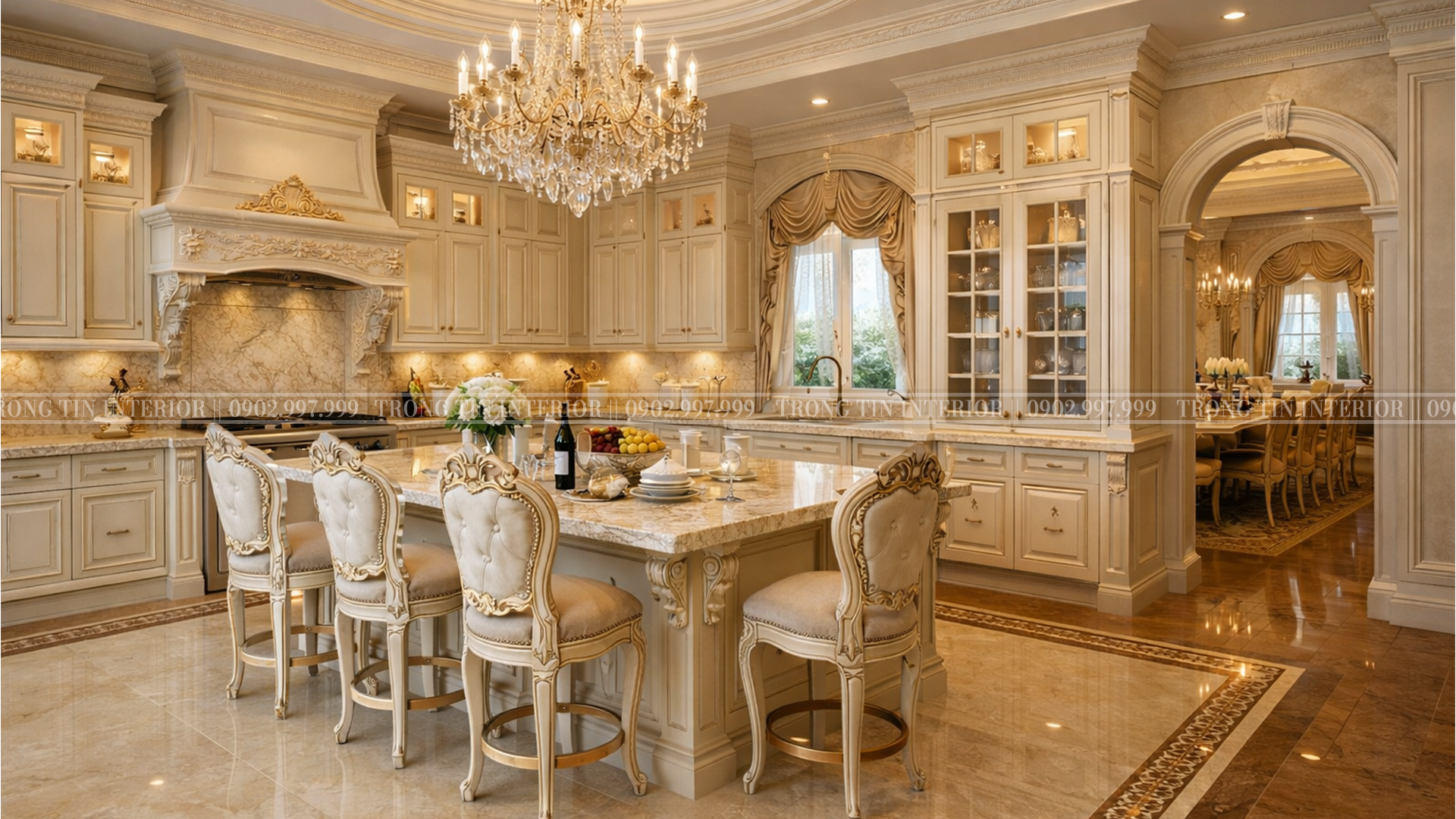 Phòng bếp tẩn cổ điển với tone màu trắng vàng champagne