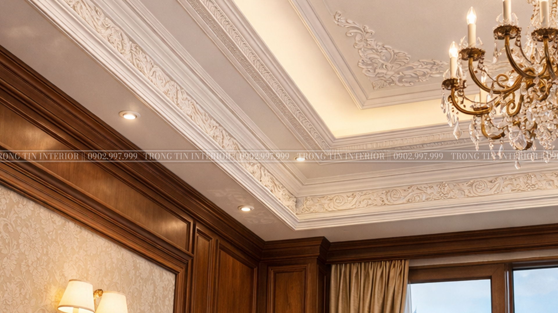 Hệ trần, phào chỉ và sàn được kết hợp với nhau giúp không gian trở nên đồng bộ hơn