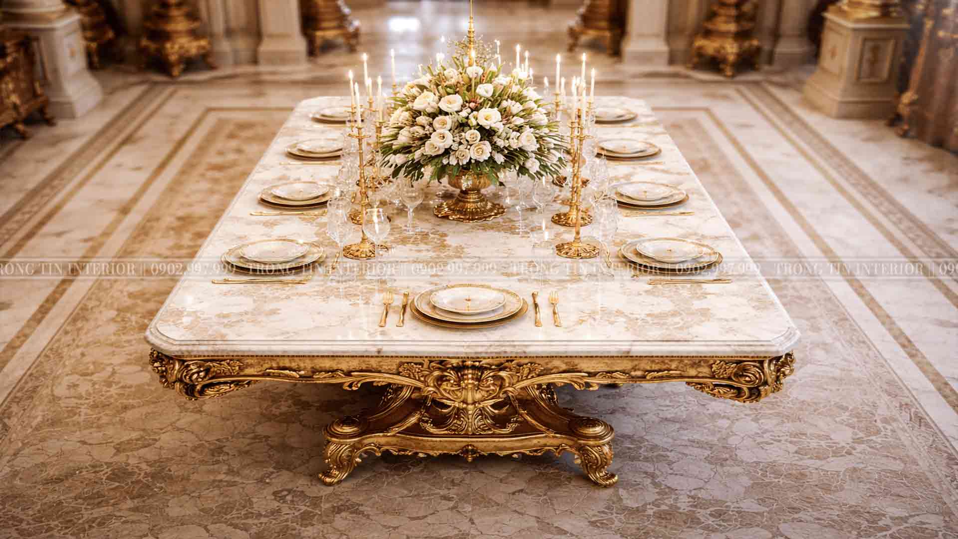 Bàn ăn với đá marble thể hiện không gian sang trọng trong thời kỳ Louis XIV