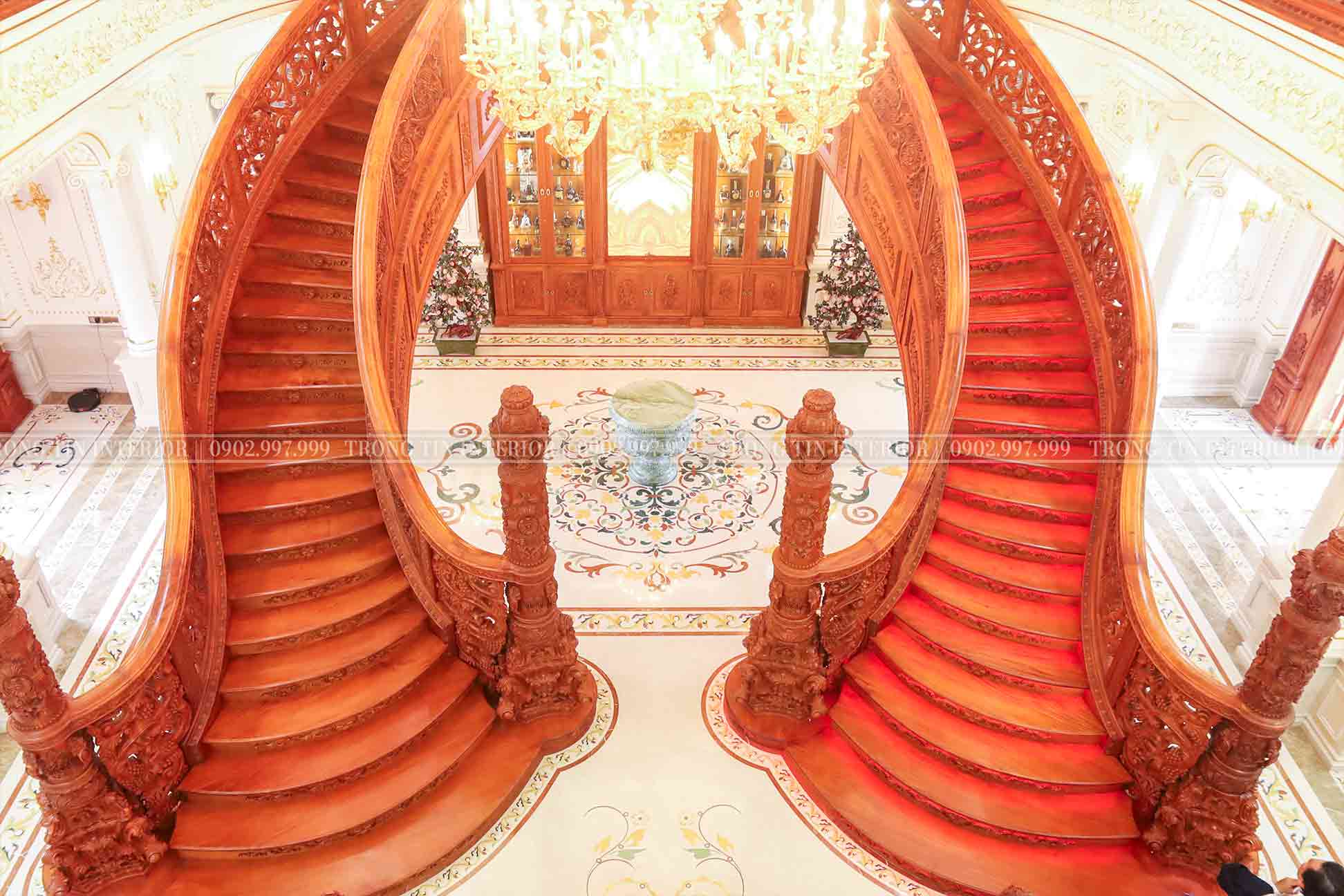 Cầu thang đôi uốn lượn