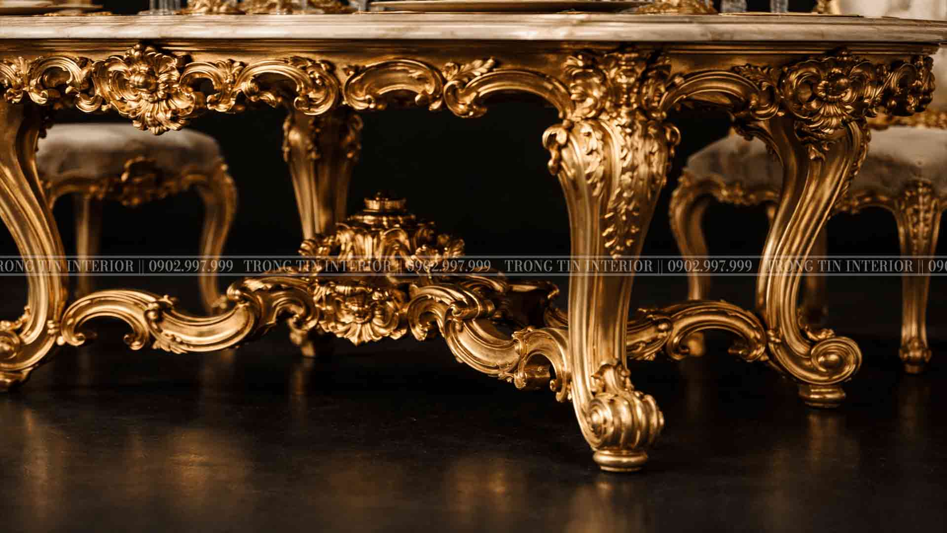 Đường cong chân bàn được thế kế uốn lượn mềm mại theo phong cách Louis XV