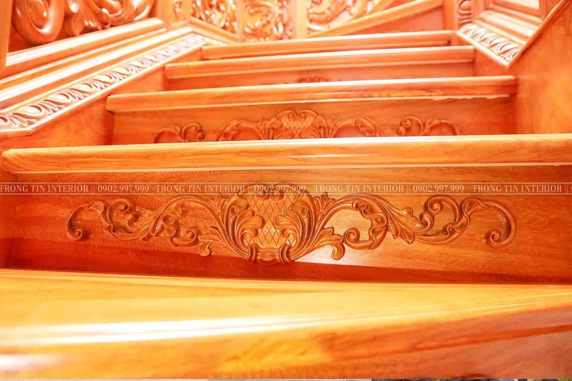 Hoa lá tây từng bậc cầu thang