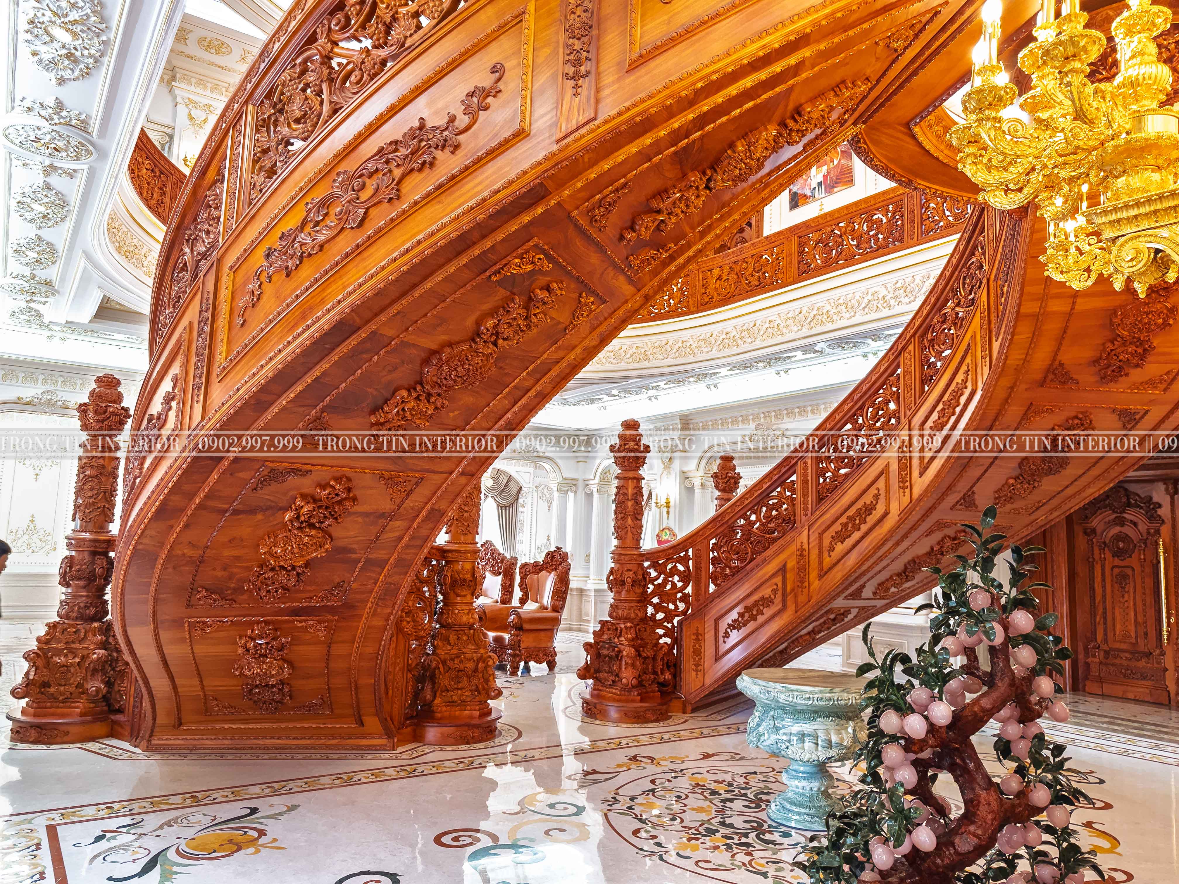 Gầm Cầu Thang Cổ Điển Uốn Lượn Chạm Khắc Tinh Tế