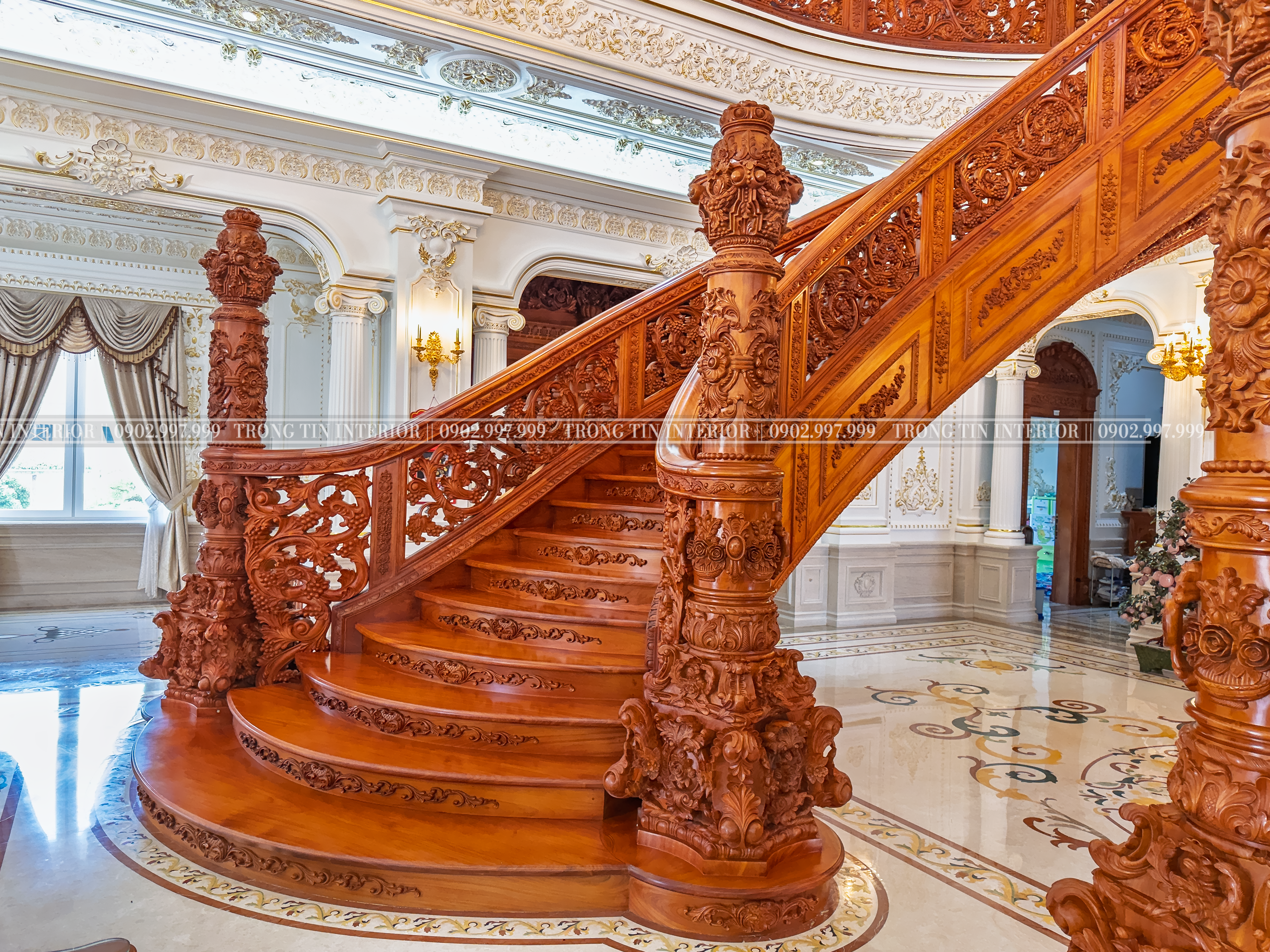 Cầu Thang Cổ Điển Uốn Lượn Chạm Khắc Tinh Tế..