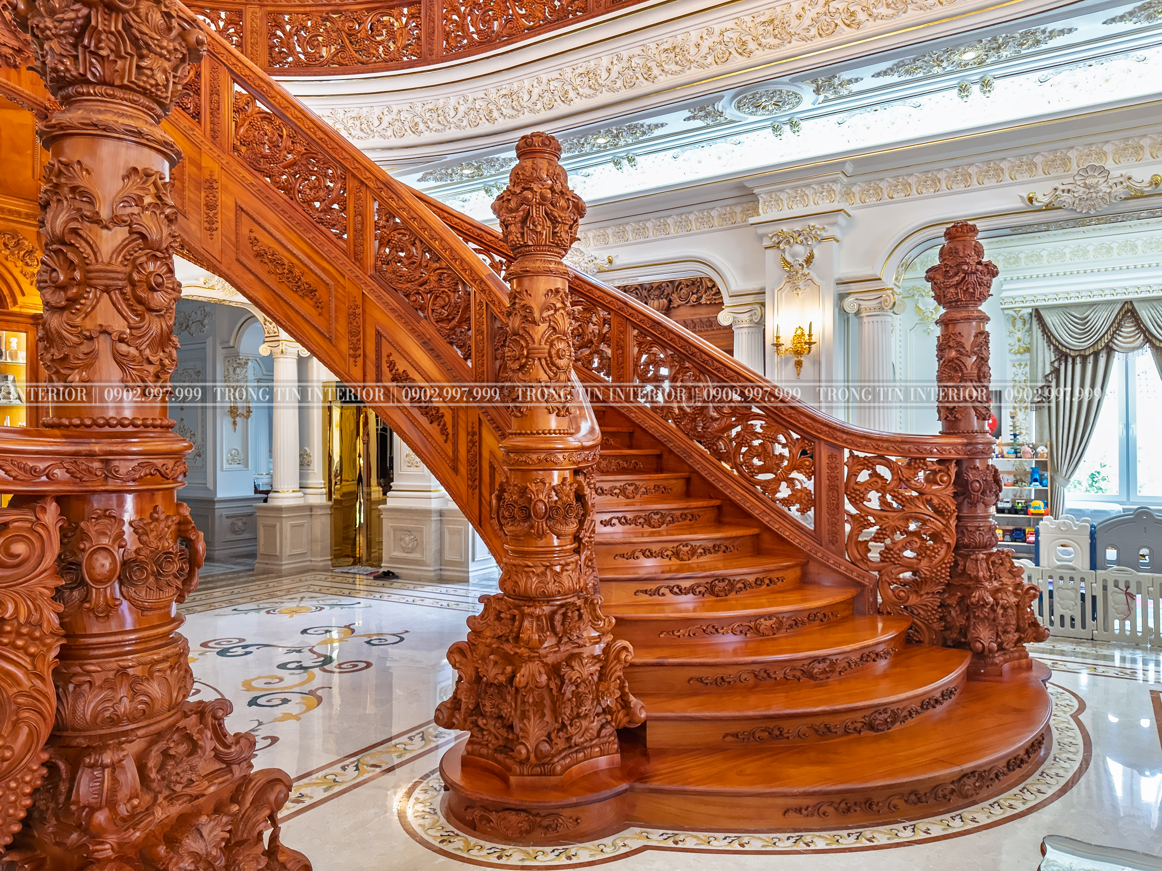 Cầu Thang Cổ Điển Uốn Lượn Chạm Khắc Tinh Tế