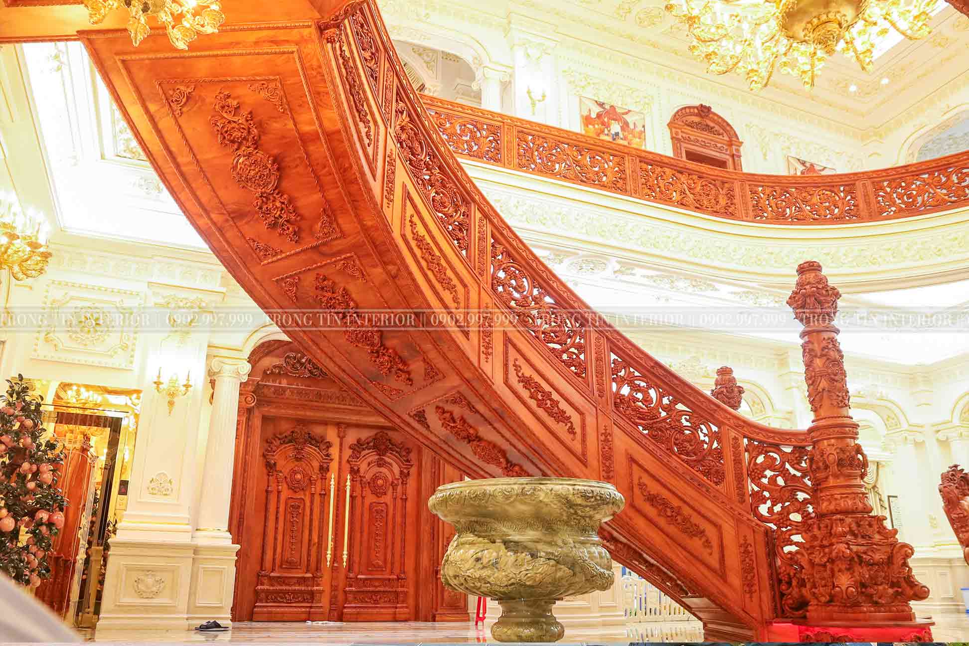 Gầm cầu thang đại sảnh phải