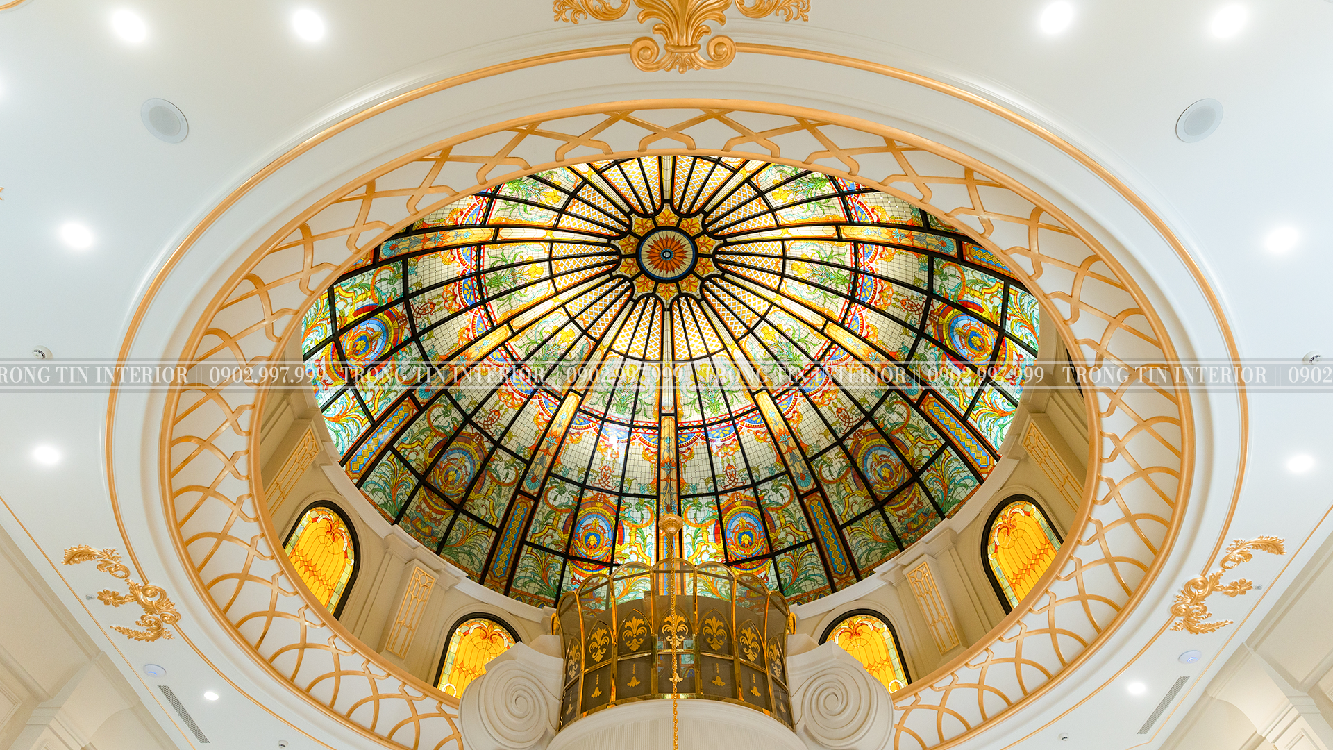 Trần thường được thiết kế cao, tạo cảm giác thông thoáng và bề thế.