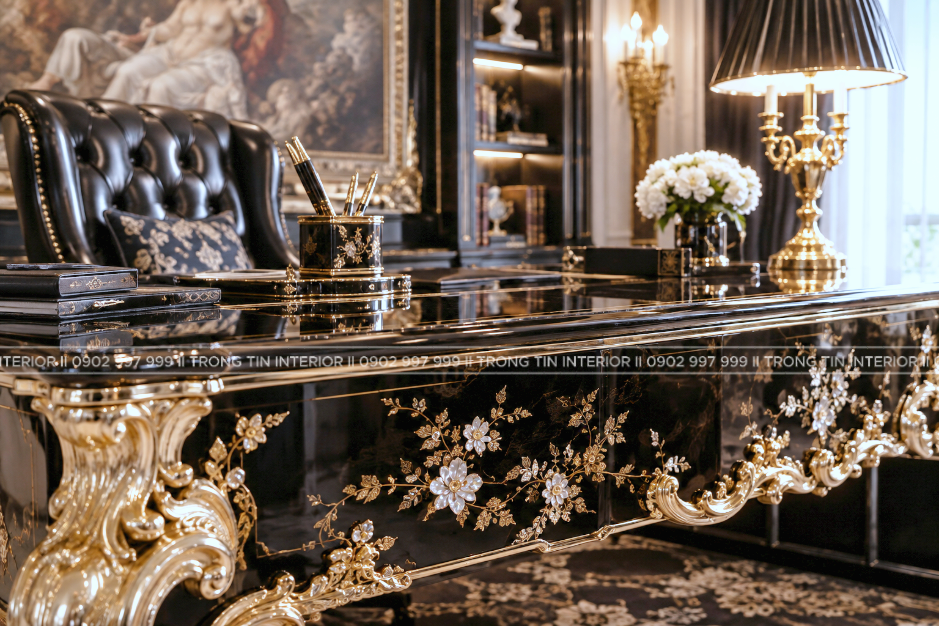 Bàn làm việc phong cách Versailles Noir với bàn gỗ lớn và ghế da